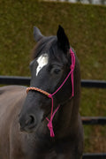 Touwhalster met gevlochten neusband cranberry, goud en karamel